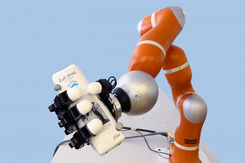 This Robotic Arm Catches Flying Objects Literally In ‘The Blink Of an Eye’…